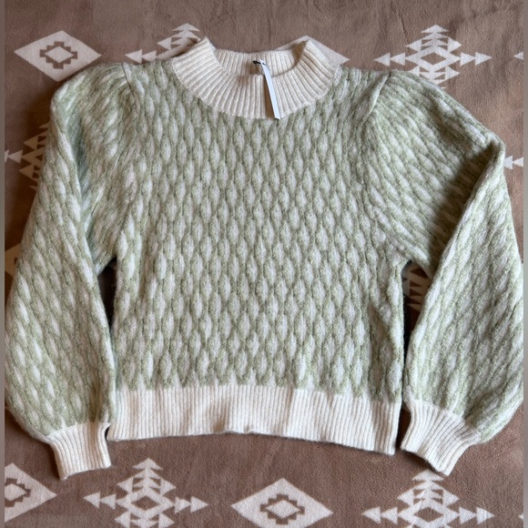 Elegant Green Women's Sweater - Picture 5 of 5